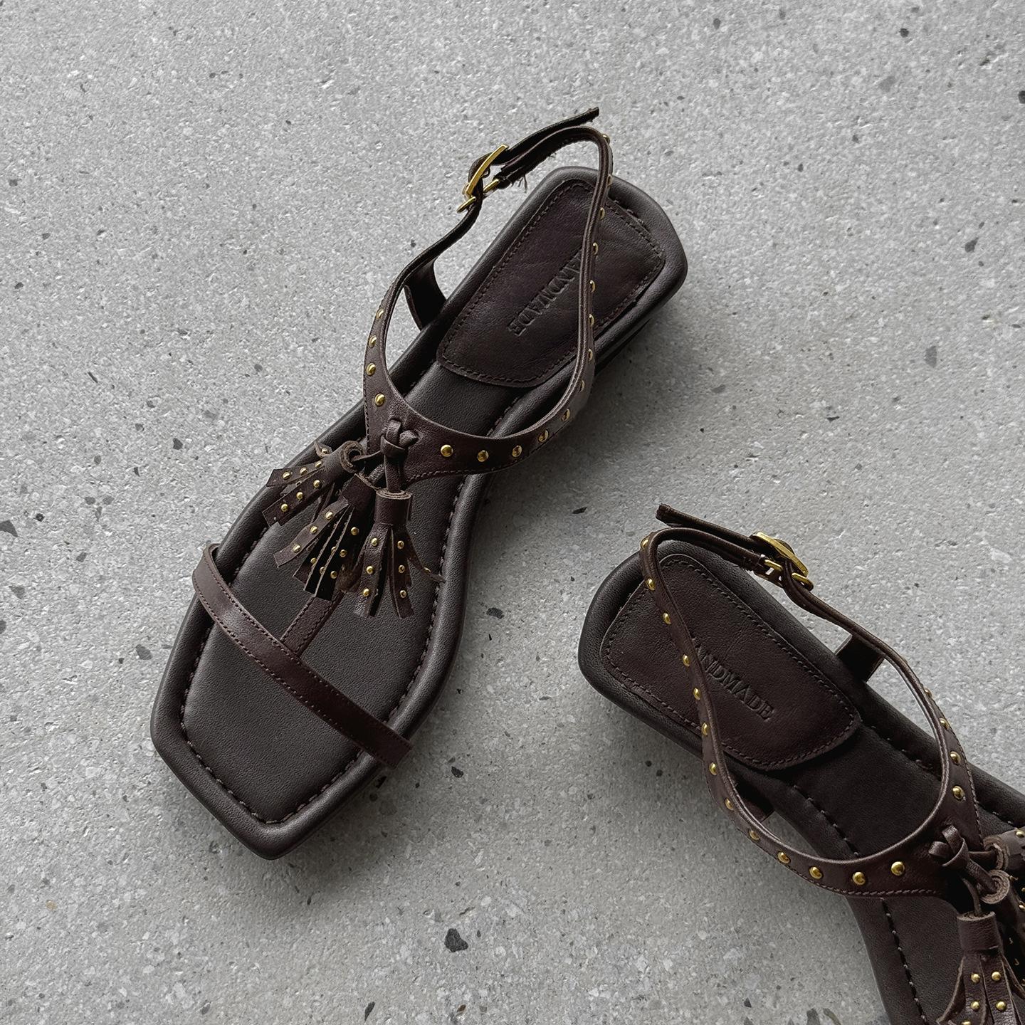 

Square head tassel rivet sandals 2025 new summer wear fashion versatile with skirt one-word belt 39 темно-коричневого