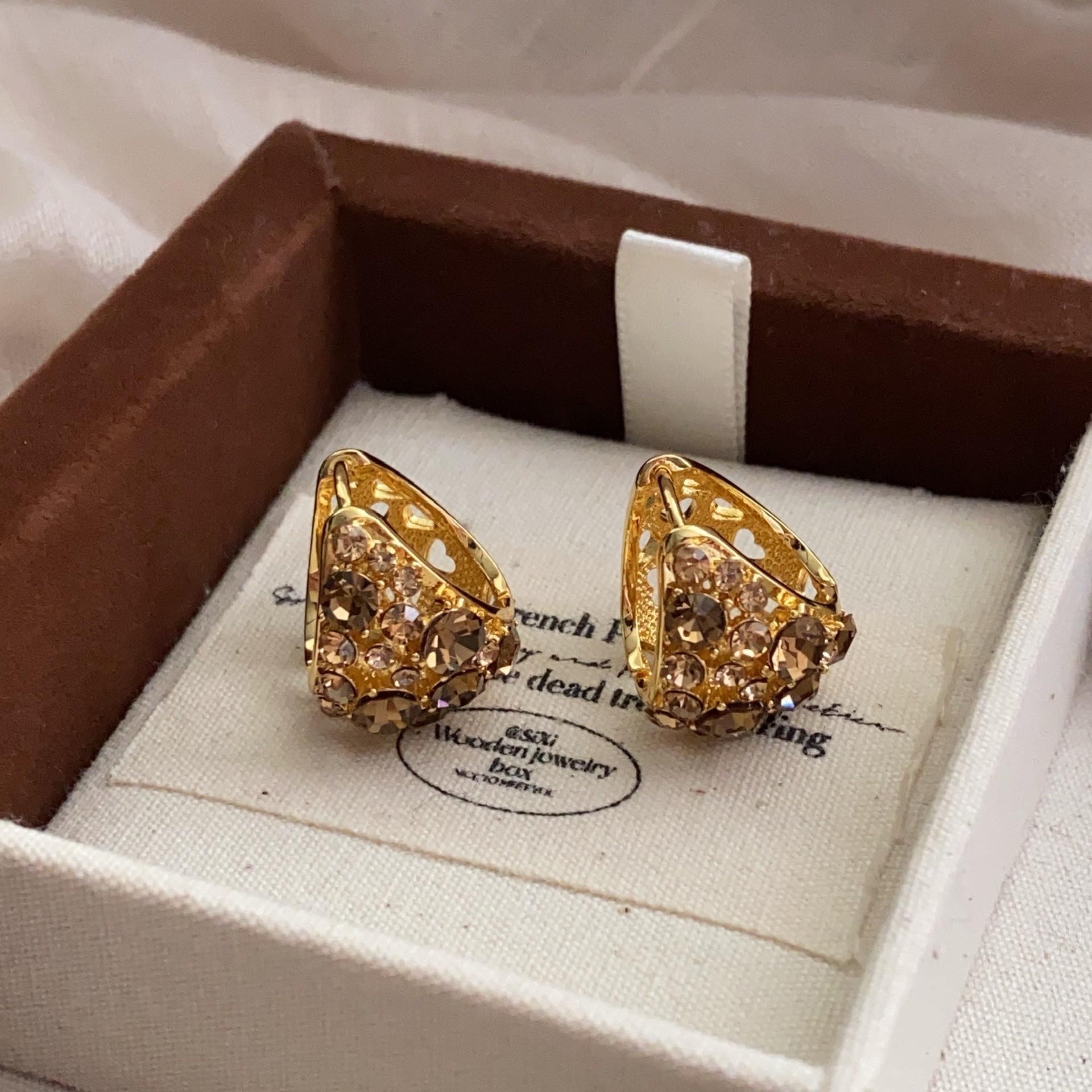 

Sparkling gemstone stud earrings, exquisite artistic sense, niche fashion, light luxury, high sense, bright and shiny daily earrings