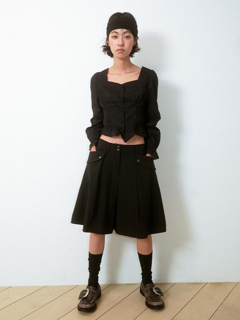 Sukkoleuseji Bermuda Shorts Resembling A Folded Page (Black)