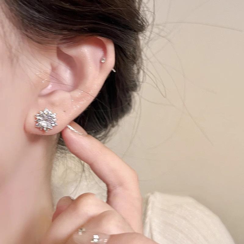 Elegant Sparkling Zirconia Snowflake Ear Clip for Women - Mosquito Coil Design, Non-Pierced, Light Luxury