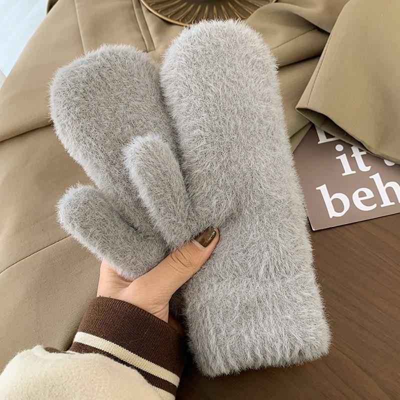 Cozy Warm White Plush Winter Gloves For Women Featuring Soft Faux Rabbit Fur