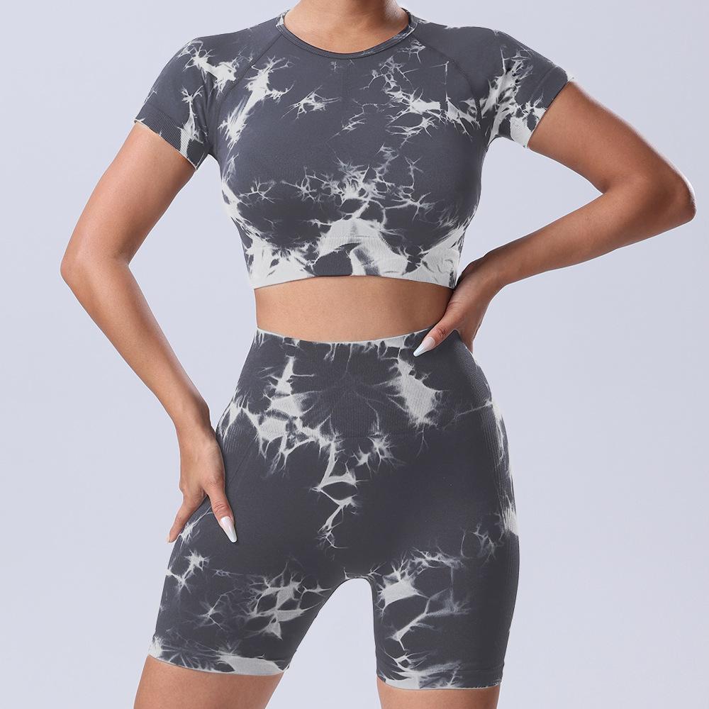 

Літній комплект для йоги з коротким рукавом та шортами в стилі тай-дай з дизайном, що підкреслює стегна Medium