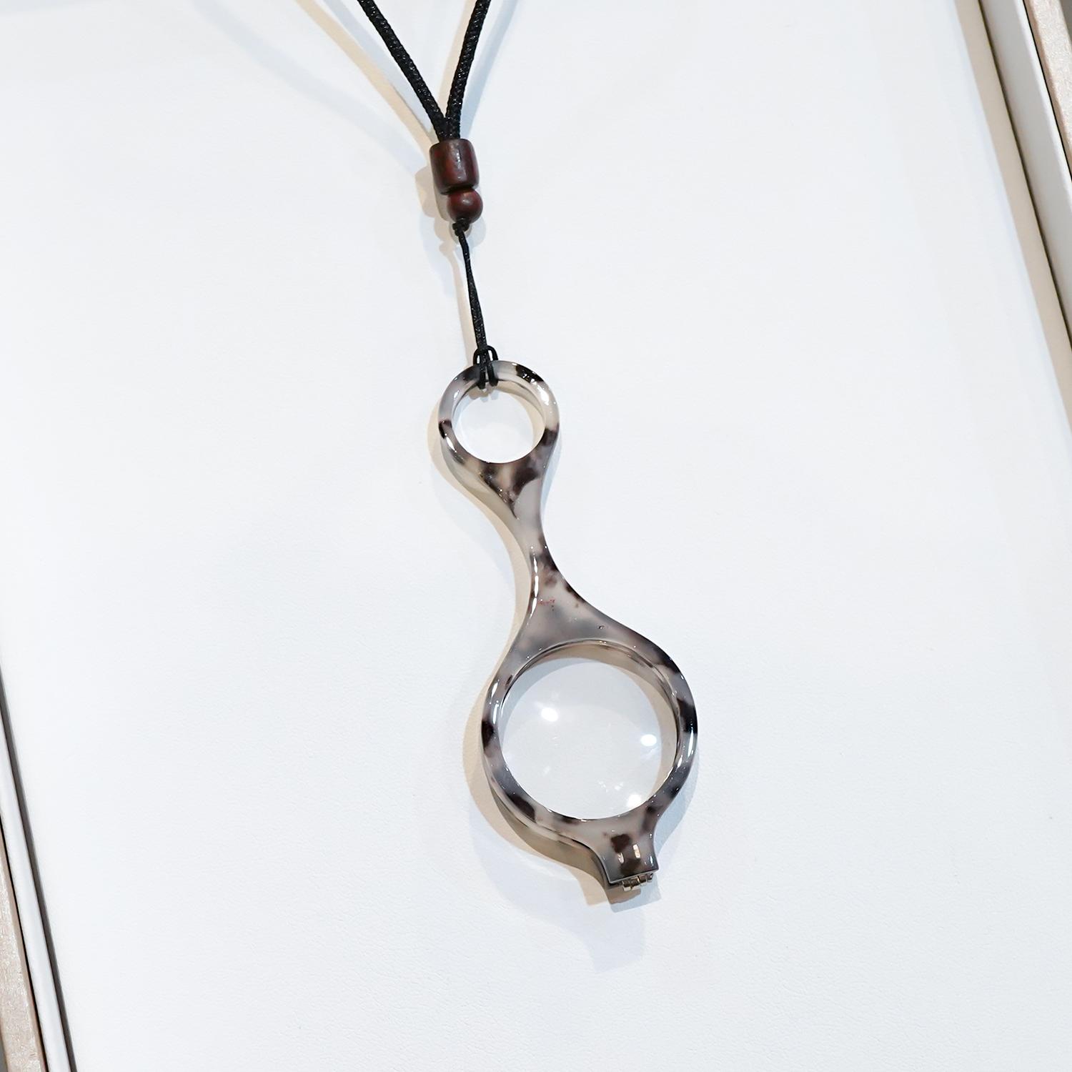 

A Pair of Mini Folding Necklaces and Hanging Neck-type Presbyopic Glasses Portable suitable for Both Men and ladies 1