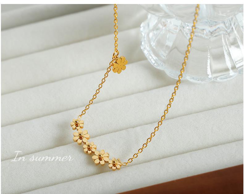 18K Gold Titanium Steel Classic Flower Pendant Necklace - Vintage, Elegant, Versatile, Niche Jewelry