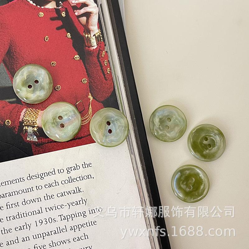 

Красочная пуговица круглая под ракушку с двумя отверстиями, пуговица с перламутровым порошком, красочная пуговица для рубашки, пуговица для трикотажного свитера 1pcs зелёный