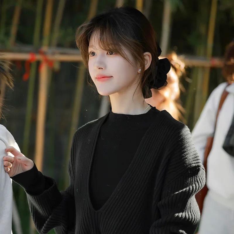 A High-end and Elegant Girl with A Pleated and Laid-back Large Intestine Hair Band, A Ponytail and A Hair Tie