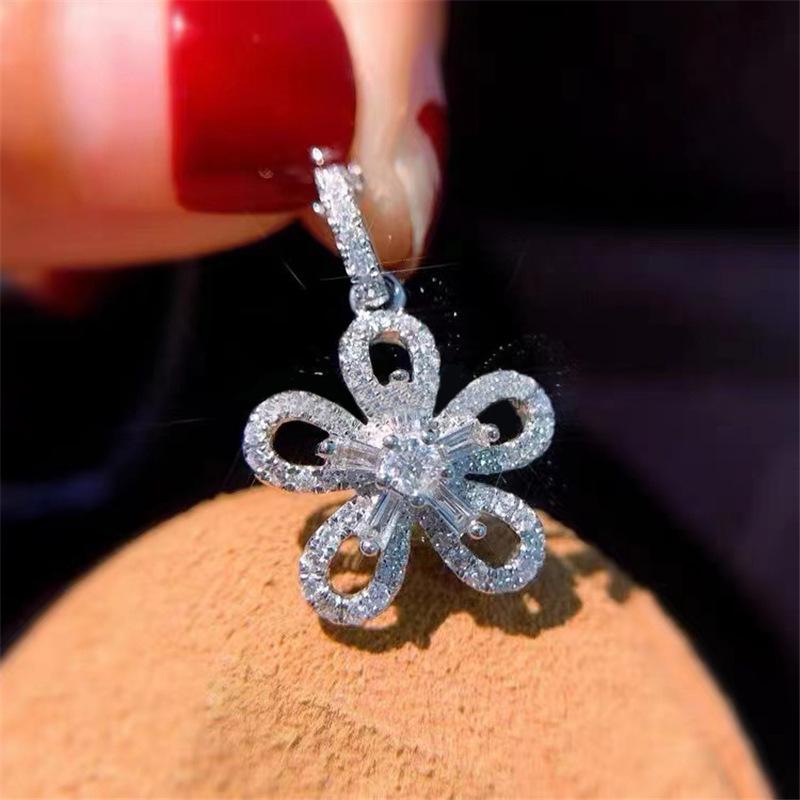 Elegant Five-Petal Diamond Clavicle Necklace for Women - Shiny, Minimalist Design