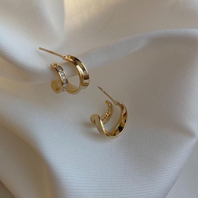 

[Layered C-Shaped Earrings for Women, Minimalist Hoop Earrings with Luxe and Chic , Half-Hoop Earrings with Elegant Design]