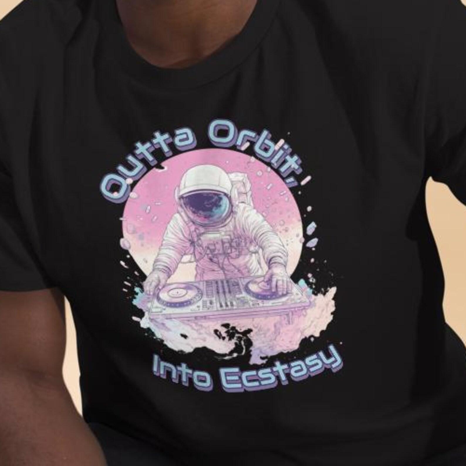 Outta Orbit Into Ecstasy T-Shirt – Psychedelic Astronaut Rave Shirt for EDM Festival Style, DJs and Music Lovers – Unisex Space Graphic Tee 4XL