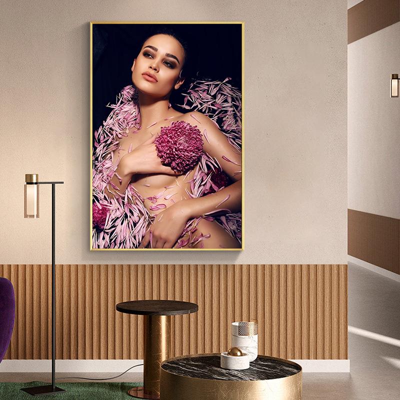Moderní nahá žena s okvětními lístky Obraz na plátně Plakáty a tisky Skandinávský nástěnný obraz do obývacího pokoje Home Decor