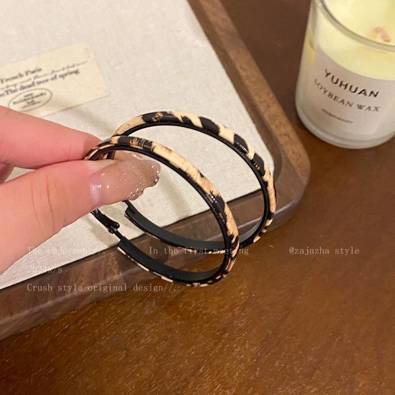 Retro Coffee Leopard Print Silver Needle Stud Earrings - Stylish High-End Design