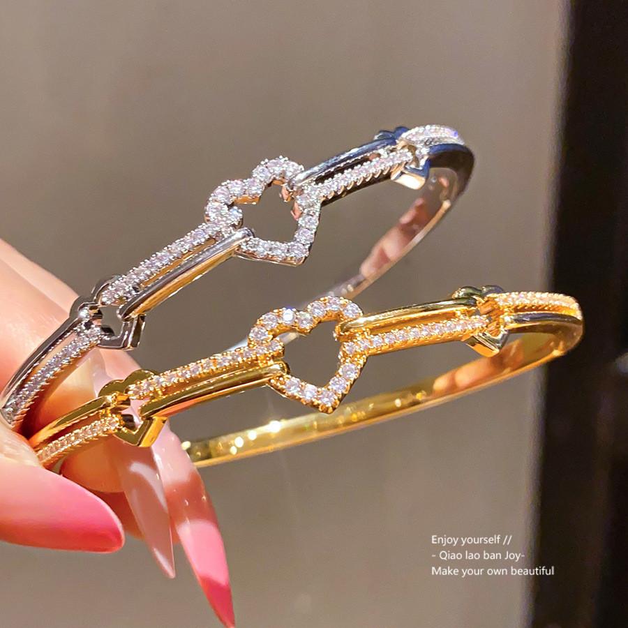 Luxury Heart Pendant Bracelet With Zircon Embellishments In Gold Finish For Spring 2026 Fashion