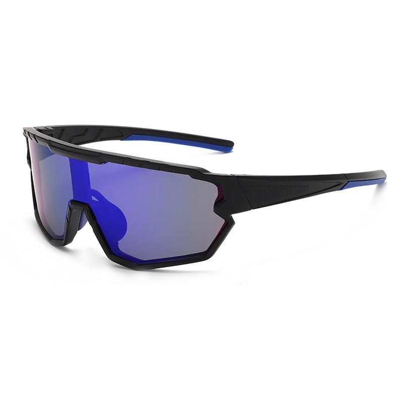 Outdoor hiking and windproof and UV goggles are used day and night