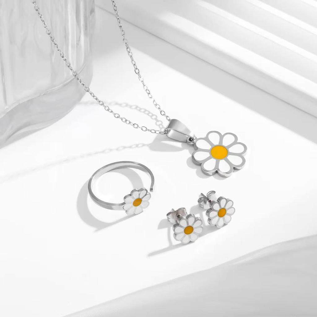 Daisy Stainless Steel Adjustable Flower Ring with Niche Design