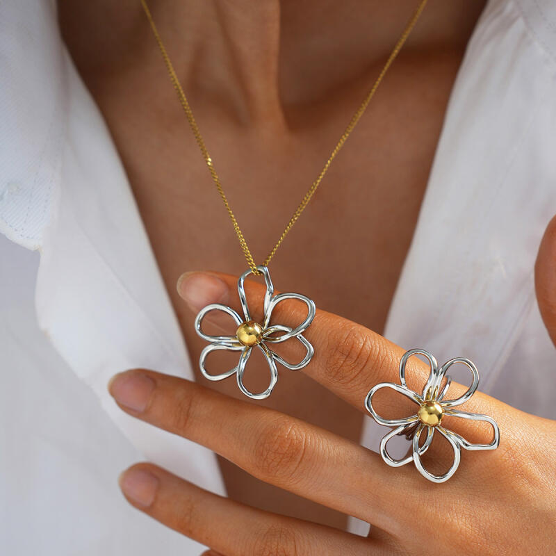Stainless Steel Hollowed Out Daisy Necklaces for Women Ladies Minimalist Niche Design Pendant Necklaces Vacation Jewelry Gifts
