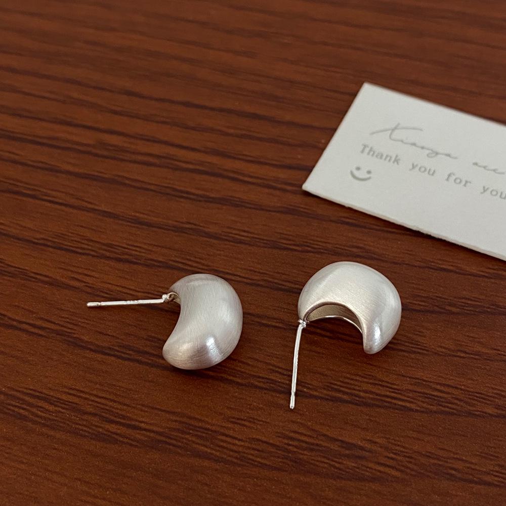 Elegant European & American Style Brushed 925 Silver Stud Earrings: Light Luxury, Versatile, and Fashionable Flat Round Design.