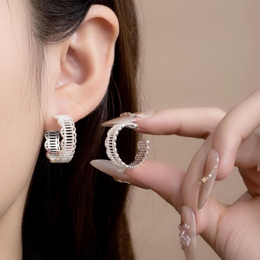 Silver Needle Geometric Heart Hoop Earrings - Retro & High-End Style for a Bold Look