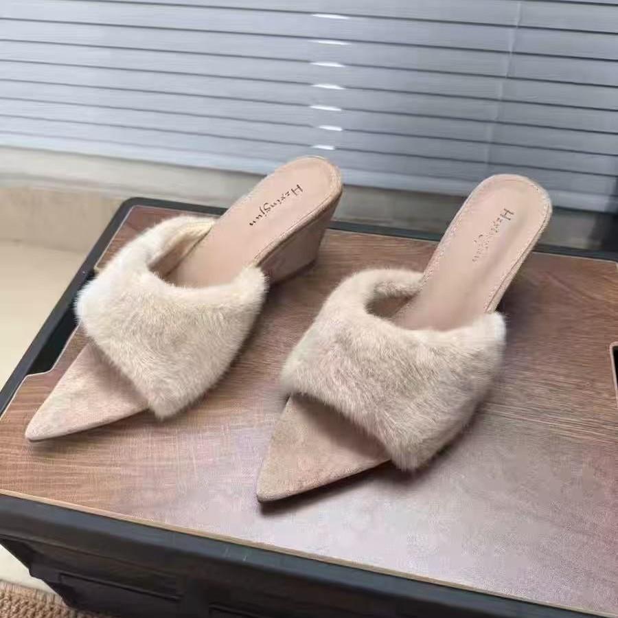 2025 neue Damenschuhe Mode Temperament Europäischer und Amerikanischer Stil spitze Slipper Damen Ein-Wort-Slipper Keilabsatz High Heels flauschige Sli