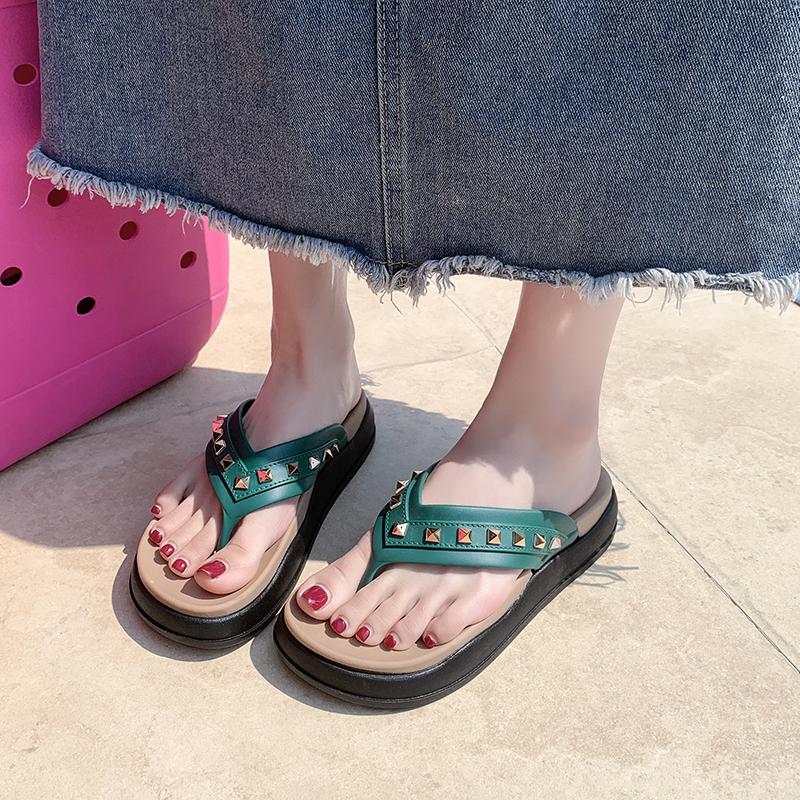 

Fashion Waterproof Platform Flat Sandals Summer New Round Head Clip Toe Rivet Soft Sole Anti-slip Wear-resistant Flip-flops 35