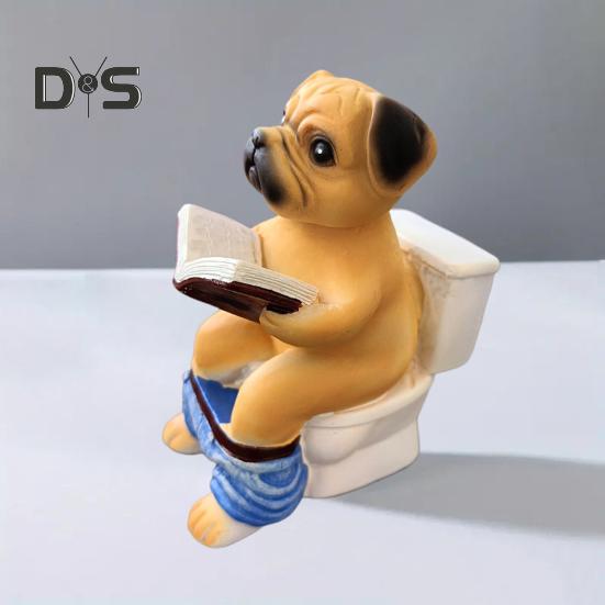 Pug Sentado en el Inodoro Figurita Leyendo Libro Estatua de Resina de Perro Cachorro Escultura de Animal Adorno Decoración de Escritorio para Hogar Oficina