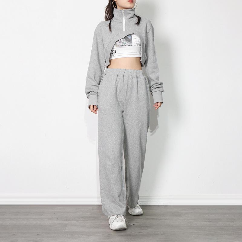 

Женский весенний комплект 2025 года: укороченный топ с лацканами и длинными рукавами и жилет, а также брюки с высокой талией. Extra Large серый