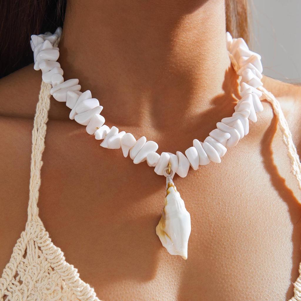 1PCS Fashionable Simple White Crushed Stone Conch Pendant Necklace for Women, Beach Vacation Conch Necklace