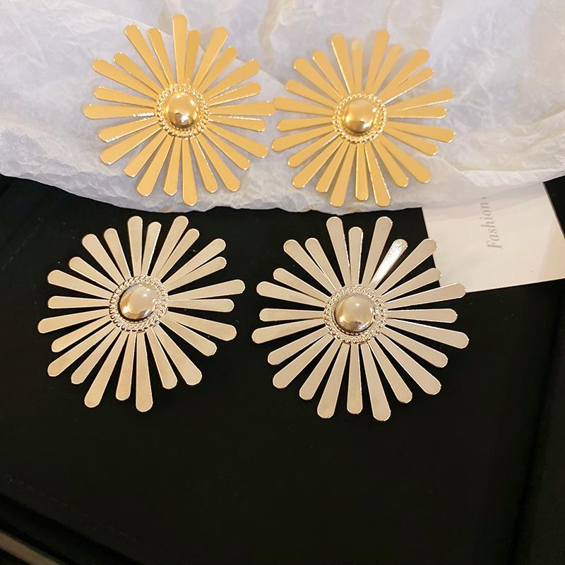 Elegant Metallic Daisy Flower Sterling Silver Stud Earrings - Minimalist, Sophisticated Design for Modern Women