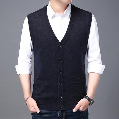 Middle-aged Men's Cardigans with Wool Vests Are Fashionable and Casual, and Their Father's Vest Tops, Sweaters and Vests Are Worn Inside.