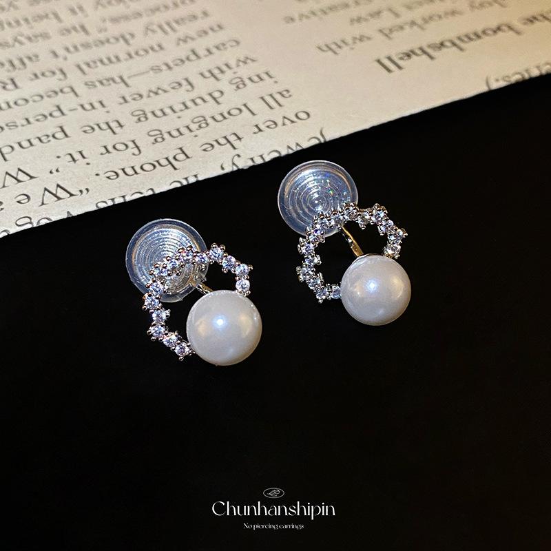Light Luxury Hollow Pearl Ear Clips, Women's No Holes, Exquisite Zircon Stud Earrings, High-grade Mosquito Coil Disc Earrings, No Earholes.
