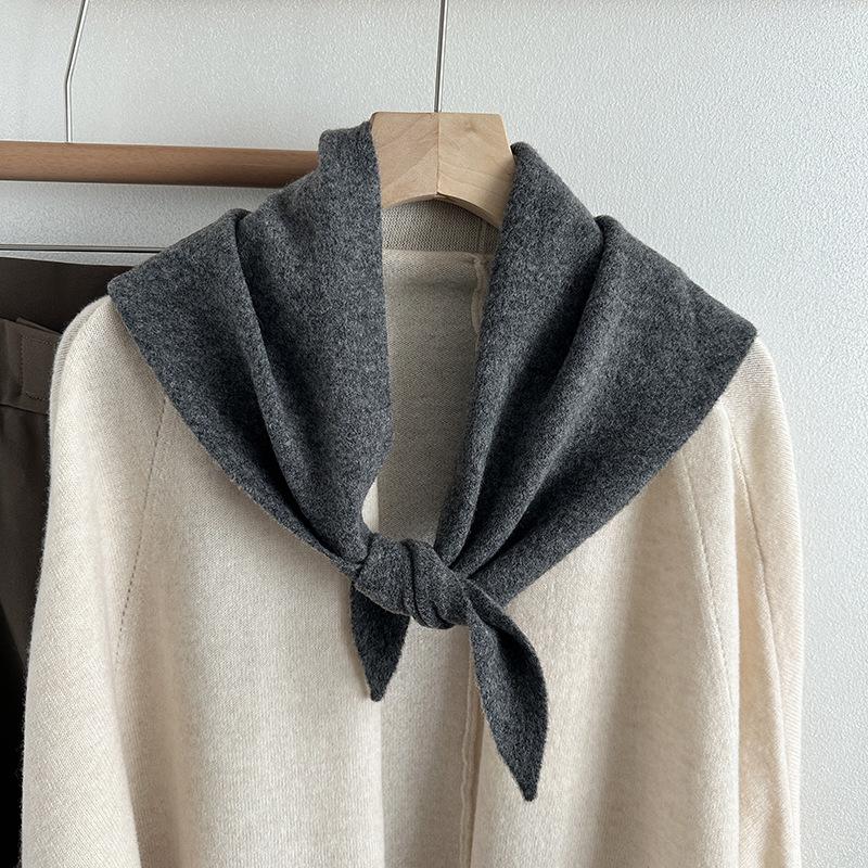 

Шерстяной треугольный шарф Нишевый, содержащий шерсть Маленький шарф Женский зимний Универсальный платок Дружелюбный к коже Шарф для ухода за шеей Однотонный 39*96cm
