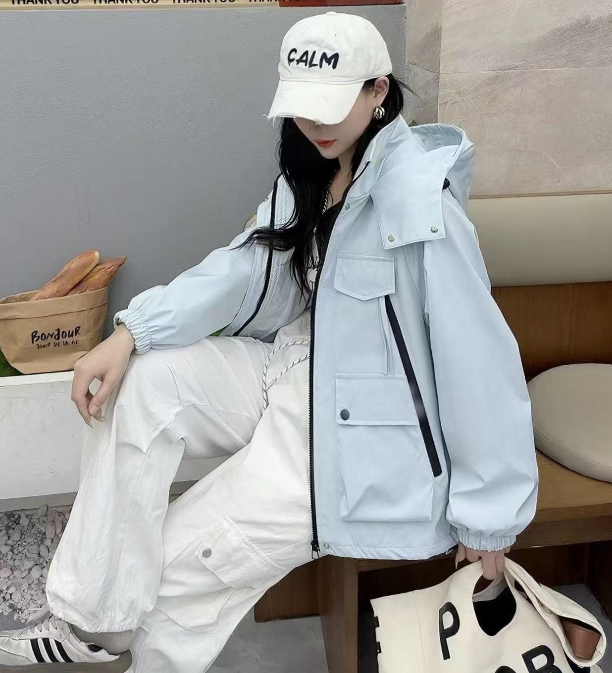 

Женская парка-ветровка с капюшоном и большими карманами - Модный тренд весны 2025 года Large светло-синий