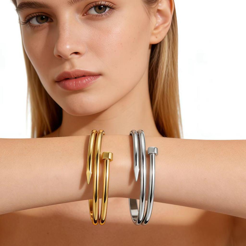 Elegante Bracciale in Acciaio Titanio Placcato Oro per Donna - Raffinato Design Europeo e Americano