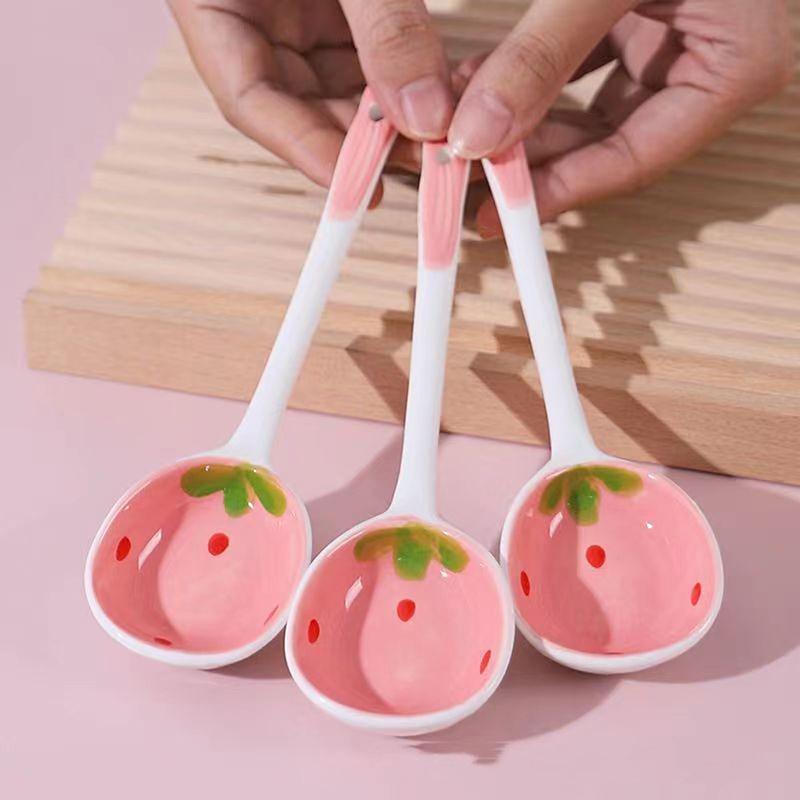 Niedlicher Erdbeersuppenlöffel aus Keramik, Kawaii, koreanischer Eisdessertlöffel mit langem Griff, Küchengeschirrzubehör