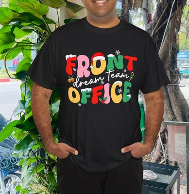T-Shirt per le Feste di Natale del Team Front Office con Cappello di Babbo Natale