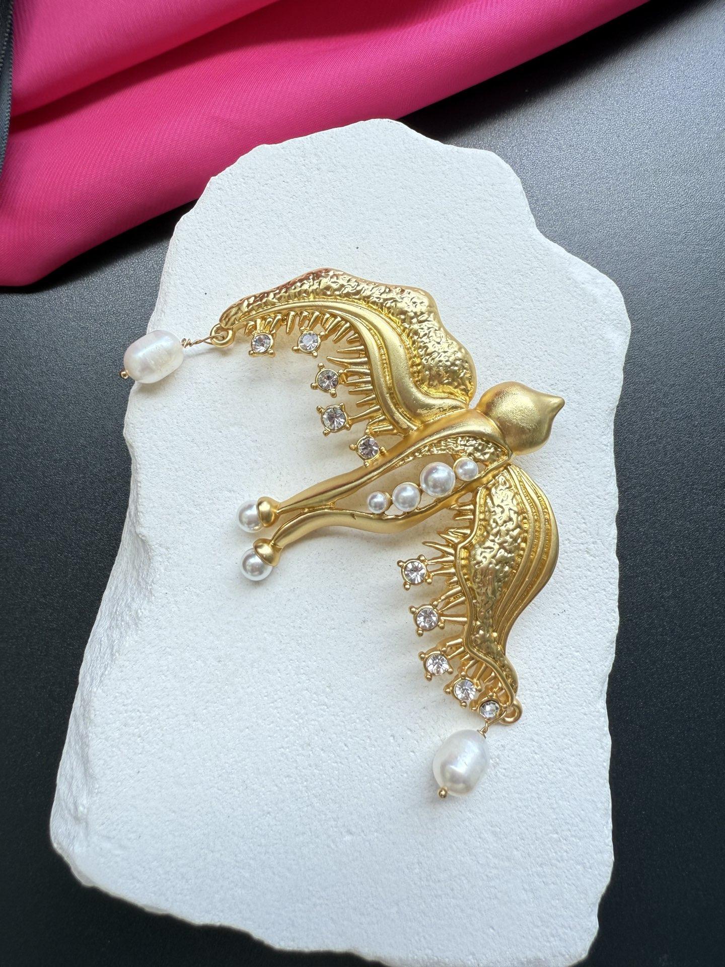 Vintage Hammered Gold Flying Swallow Brooch, Baroque Pearl & Clear Crystal Asymmetrical Tassel Retro Bird Statement Pin золотой