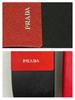 Prada Estojo Rígido para Óculos com Costura Vermelha e Preta, Caixa Portátil de Armazenamento para Óculos de Sol com Textura de Couro, Pano para Óculos e Caixa de Presente
