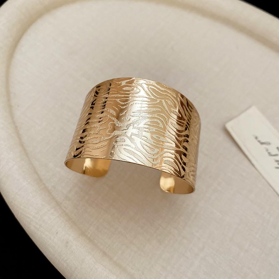 European-American Geometric Metallic Open Bangle: Simple, Versatile, Niche Design Bracelet