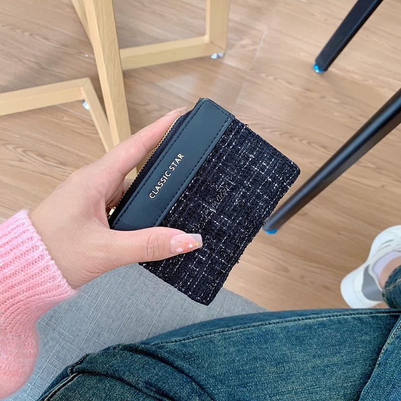 

Women s Short Korean-Style Wallet – Large Capacity, Simple Solid Color, Fragrance-Inspired Design for Students чорний