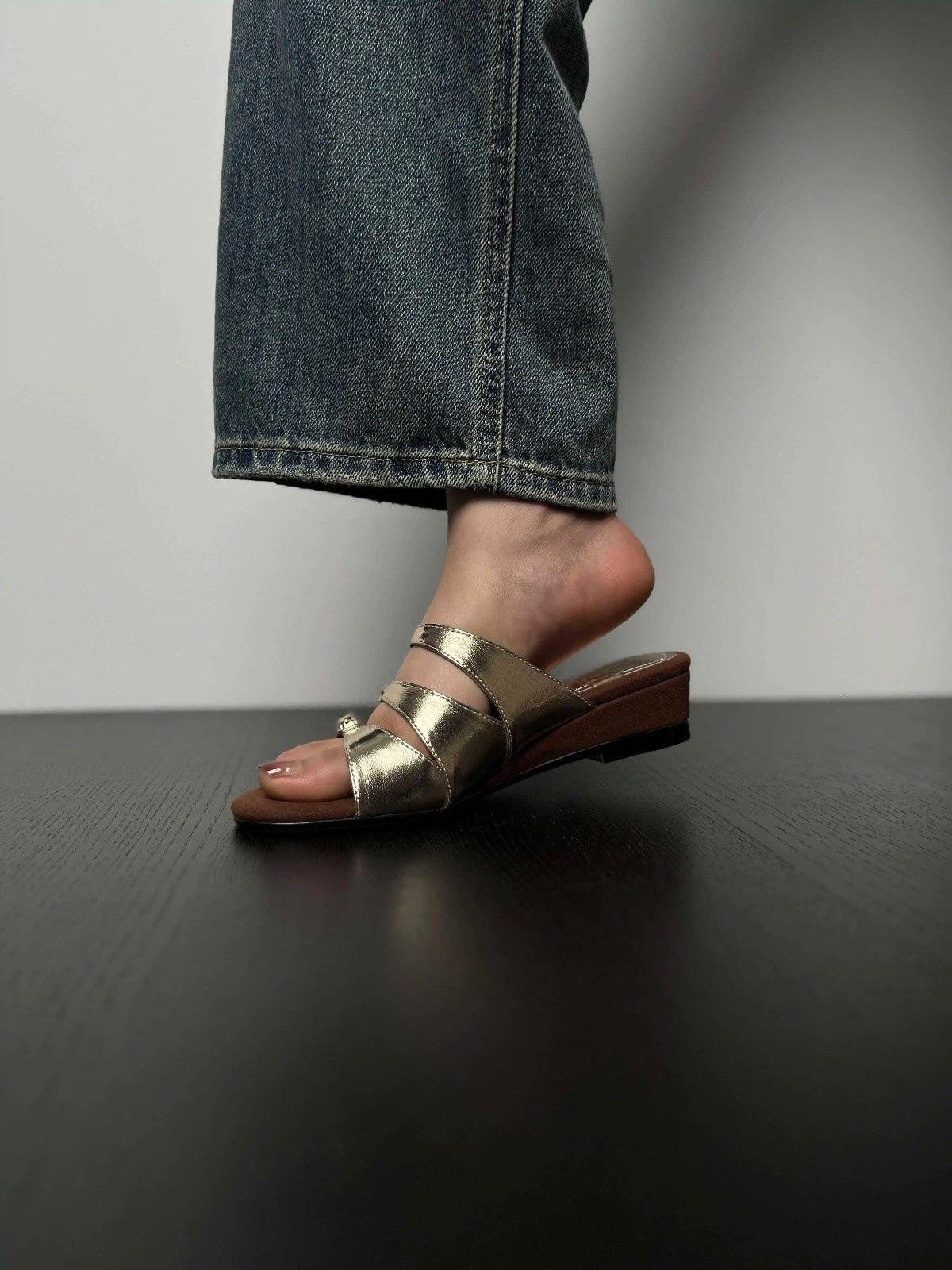 

Niche design wedge slippers women s summer word with sandals new retro Roman sandals outside wear 40 золотой