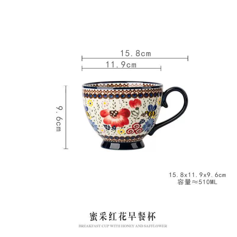 Rankomis tapytas keraminis sriubos dubenėlis su užkandžių serviravimo padėklu, vintažinio gėlių reljefo dizaino, tinkamas naudoti mikrobangų krosnelėje, su dideliu ąsotu ir storu pagrindu, puikiai tinka dribsniams, riešutams