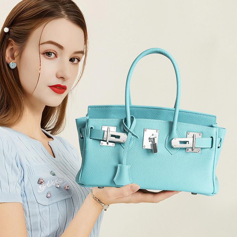 High-quality Long Leather Silver Buckle Portable Platinum Bag for Women, the First Layer of Cowhide Fashionable and High-end Hand Bag