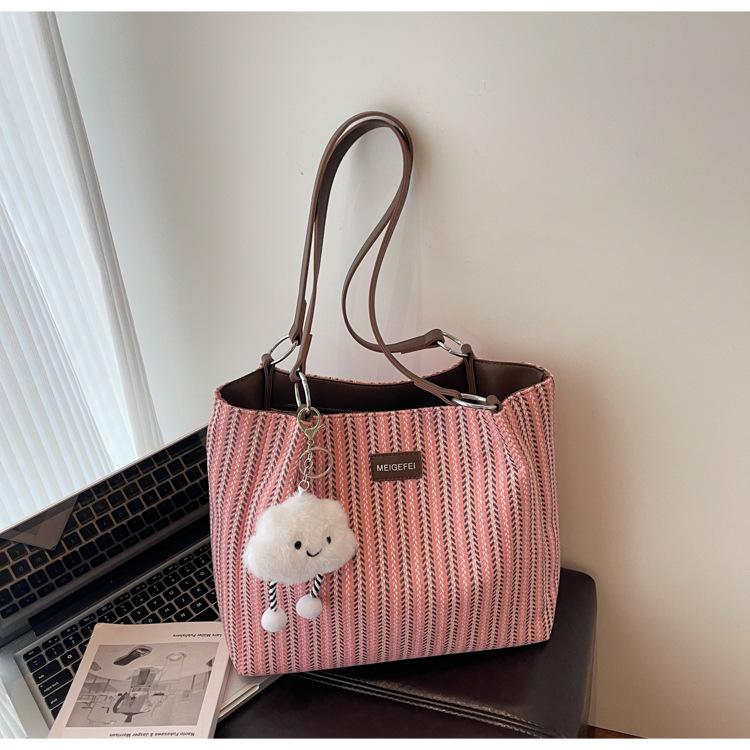 

Large-capacity canvas bag women s 2025 new fashion casual foreign shoulder bag is a popular tote bag in summer розовый