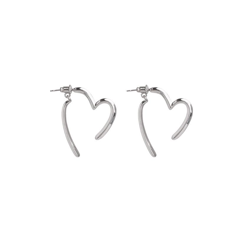 Design Sense Retro Metal Heart Earrings: Women's Summer French Style with a Hong Kong Twist - Light Luxury Ear Pins.