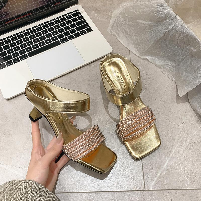 Feenwind High-Heel-Sandalen 2025 Französisch neu speziell geformt und ein Wort Strass Oberbekleidung Sommer Hausschuhe