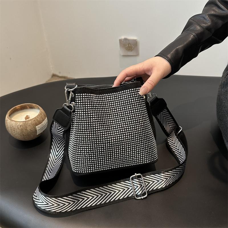 Delicate diamond-encrusted portable bucket bag women's niche design texture wide shoulder strap single shoulder messenger bag