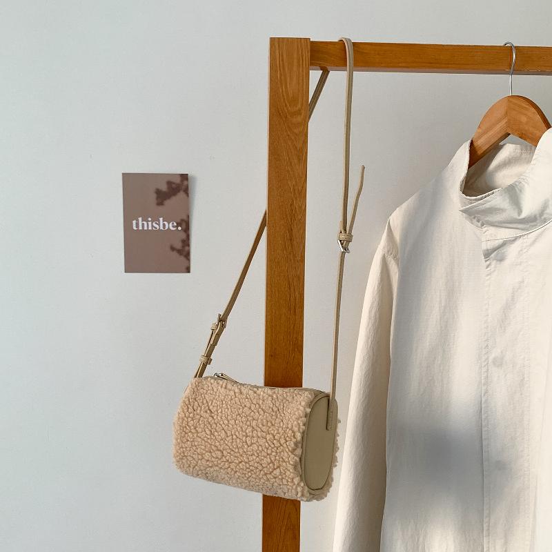 Plush Splicing Leather Cylinder Handbag Kawaii Soft Fluffy Mini Shoulder Bag Women s Stylish Crossbody Bag With Adjustable Strap 18x7.3x11cm абрикосовый