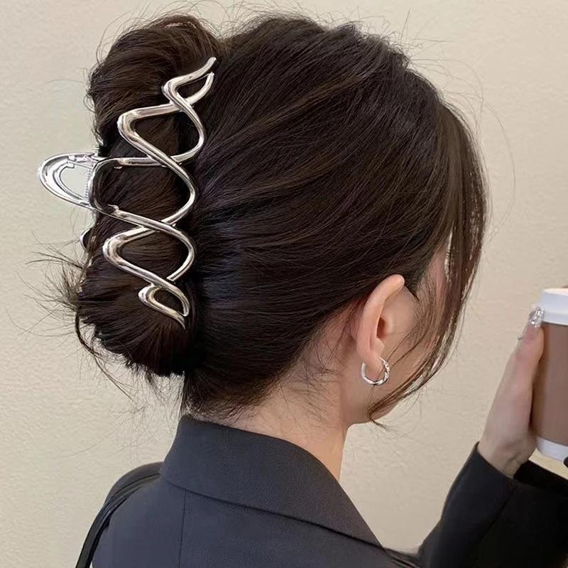 Elegancki koreański metalowy klips do włosów w kształcie rekina z podwójną falą