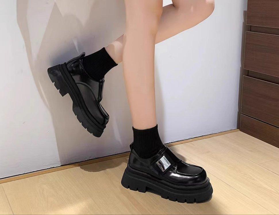 

Повседневная маленькая кожаная обувь для женщин, осенняя новинка, универсальная обувь на платформе, увеличивающая рост и стройнящая, для женщин 40 чёрный