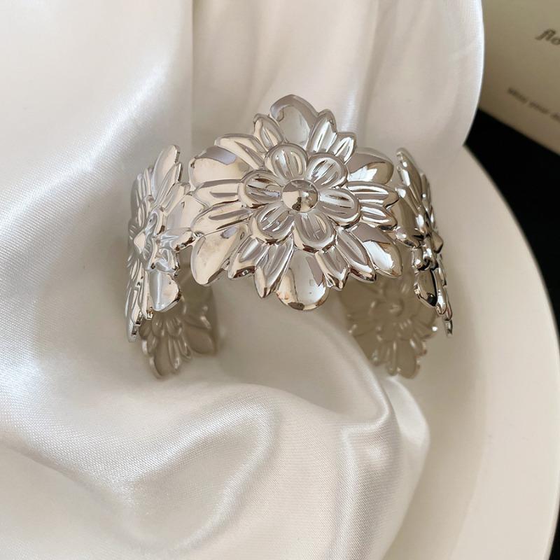 Metal flower pattern opening bracelet casual fashion personality temperament bracelet light luxury niche jewelry
