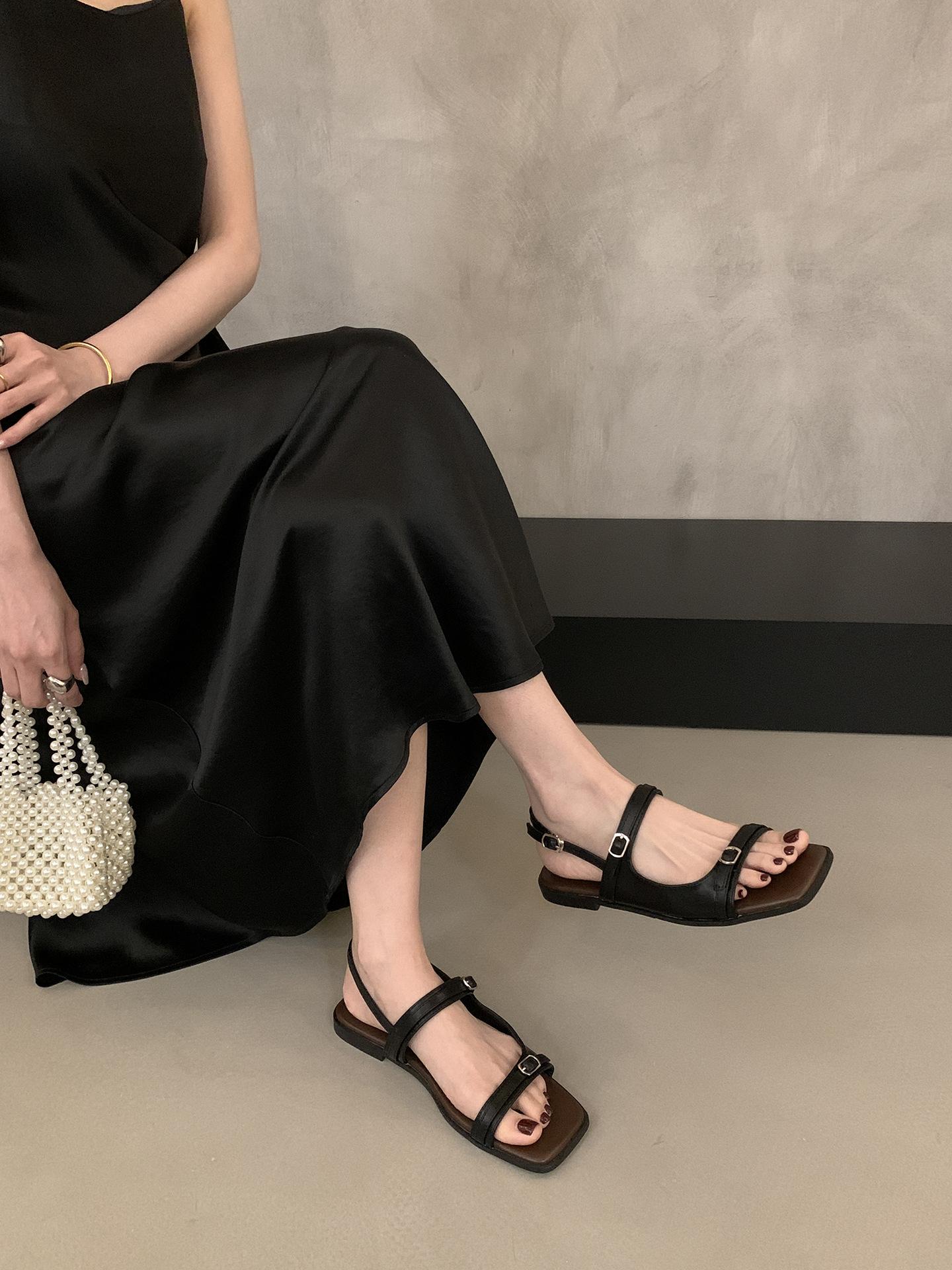 

Design sense one word belt buckle flat Roman sandals women s 2025 summer new seaside vacation with skirt beach shoes 35 чёрный